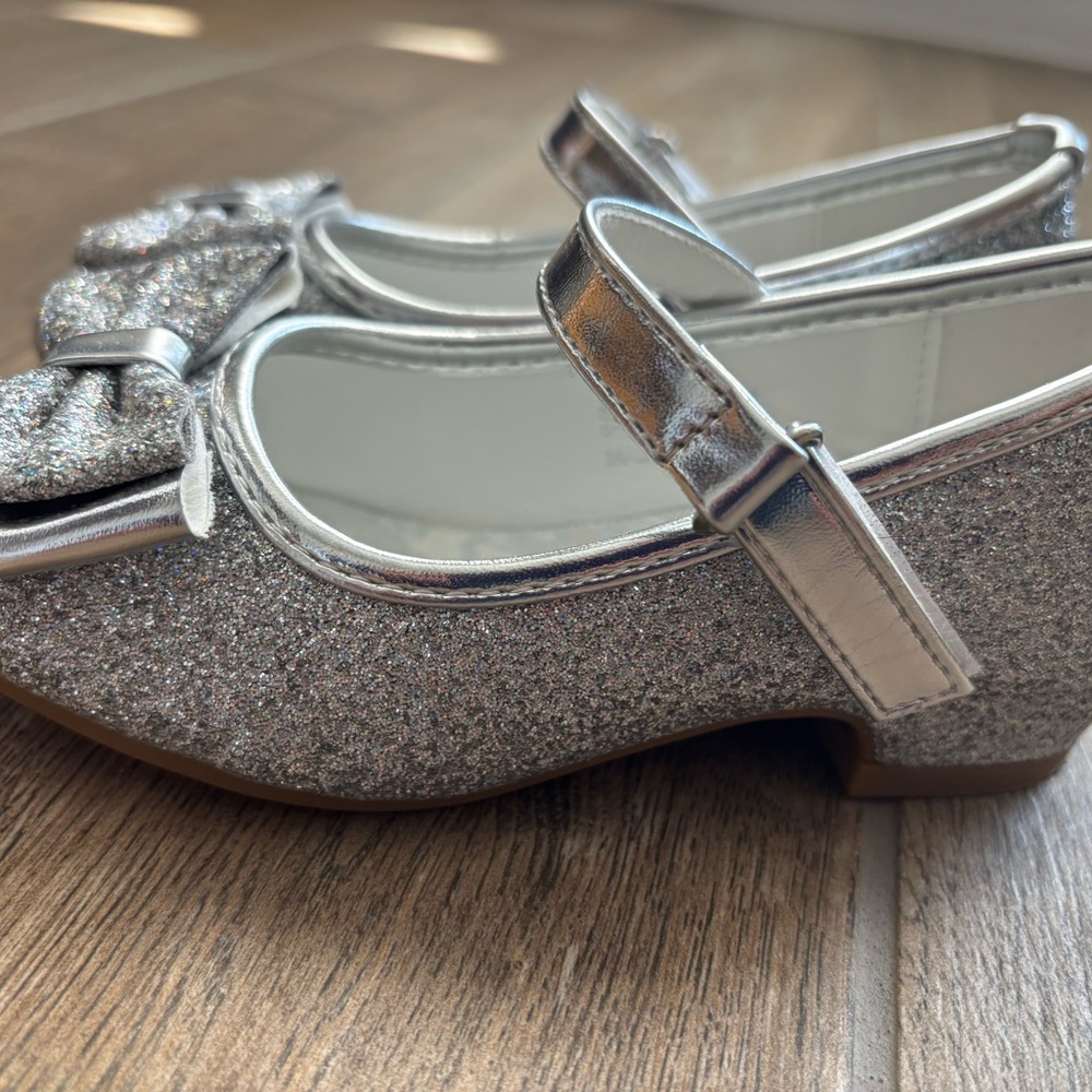 Shimmering Silver Kids Dress Shoes with Bow Size 10 Toddler - Picture 4 of 6
